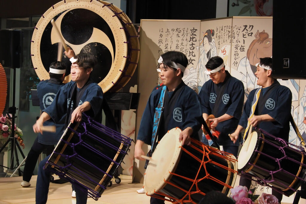 45Rの衣装を着て和太鼓を演奏する様子」