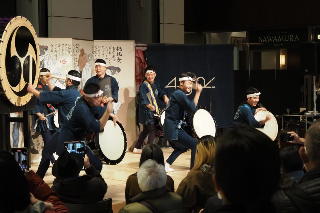 企業イベントで和太鼓パフォーマンスをしている様子