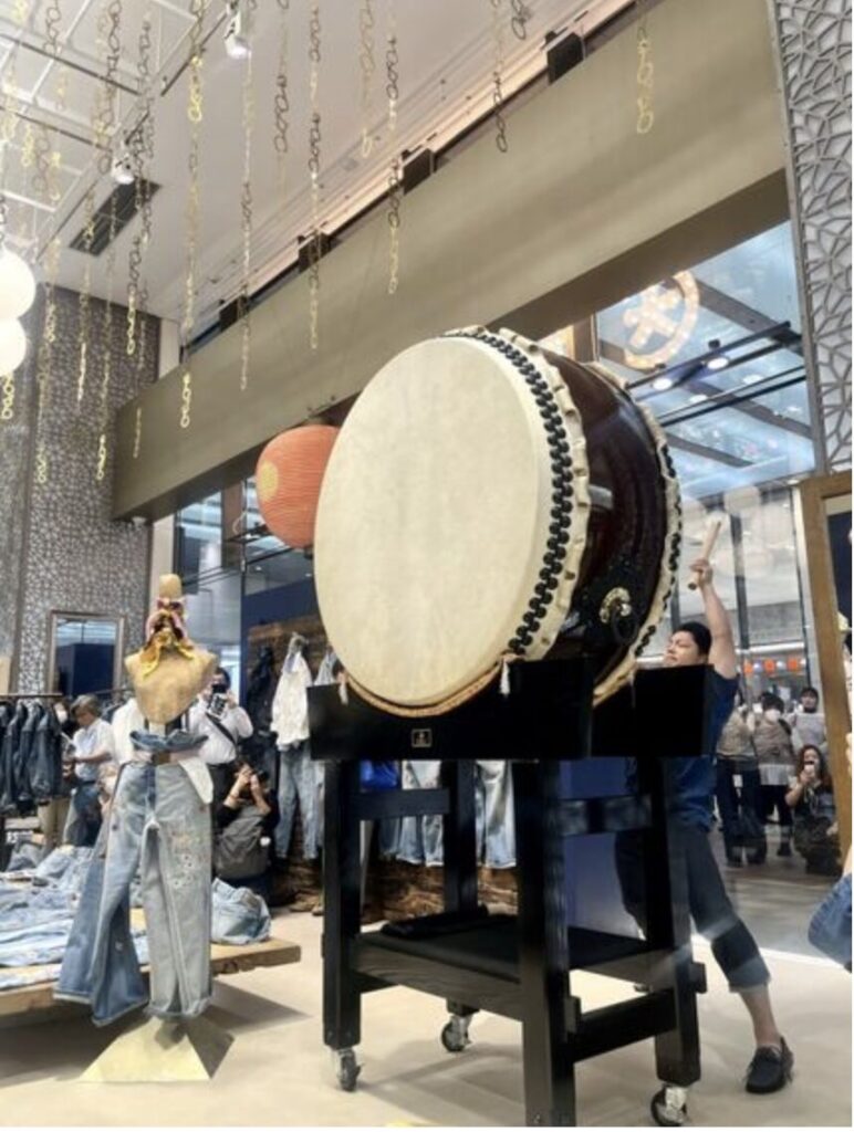 ショッピングモールでの和太鼓演奏による集客シーン