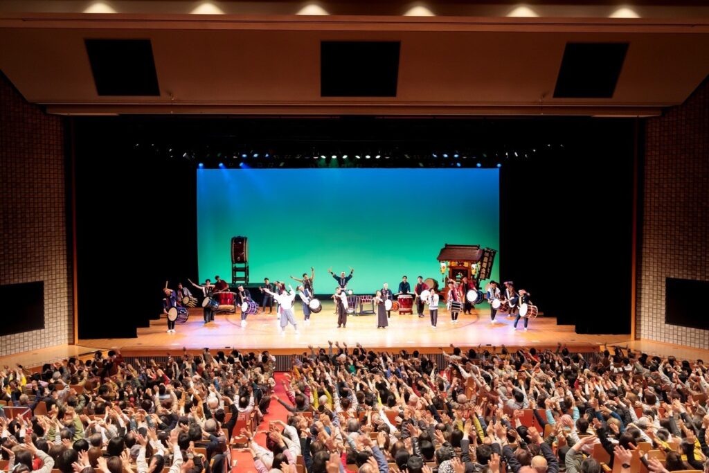 高校の芸術鑑賞会で和太鼓演奏を行う様子